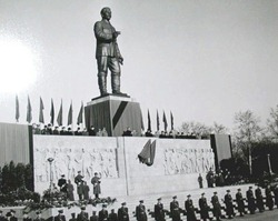 stalin_statue_in_budapest__1950s